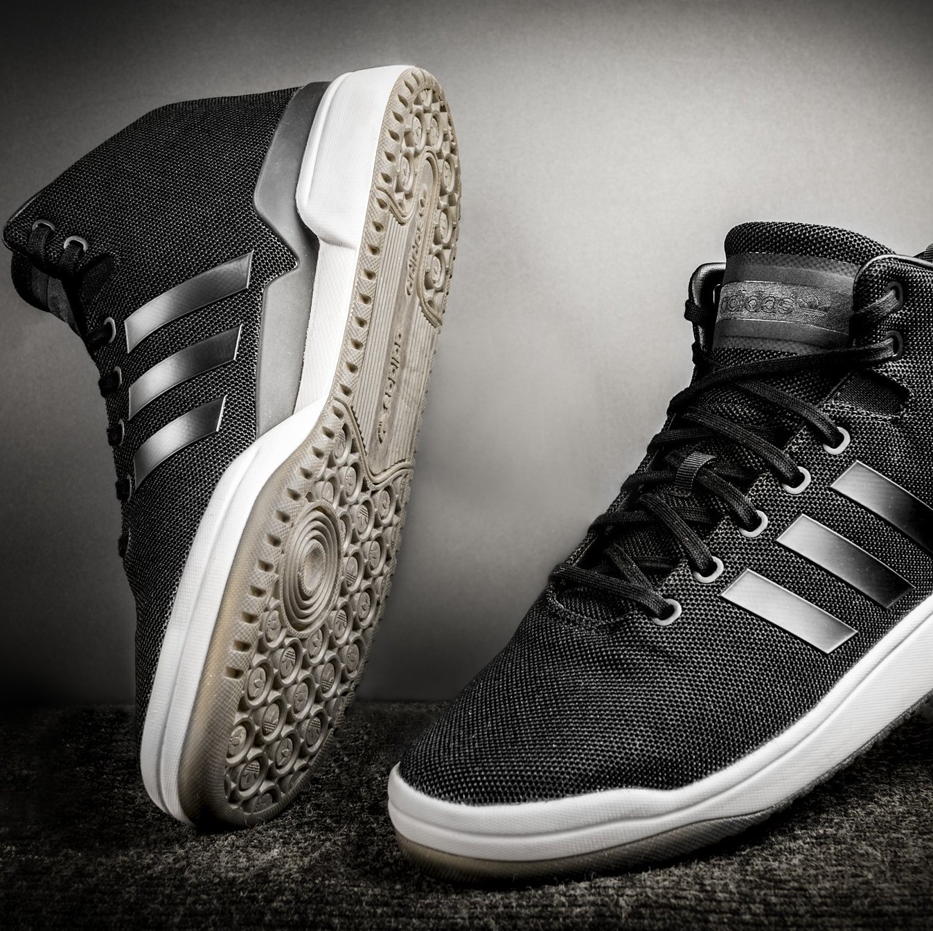 Trzy paski na ramionach już nie dla Adidasa